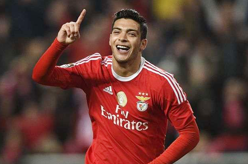 Incierto, futuro del atacante Raúl Jiménez con Benfica de Portugal