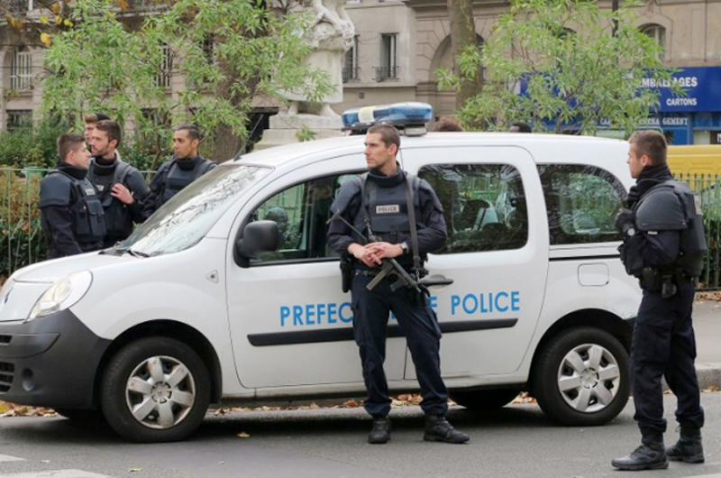 Detienen a presunto agresor de policías en París