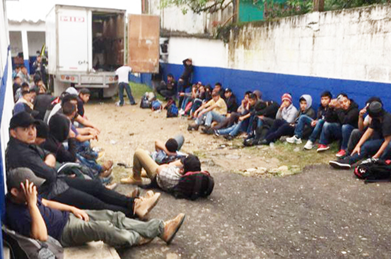 Rescatan a 40 hondureños que iban en un camión de carga en Veracruz