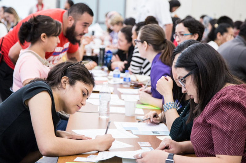 Consulado de México en Dallas ayuda a jóvenes migrantes a renovar DACA