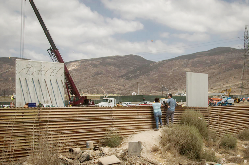 Gobernador dice a Trump que California construye puentes y no muros