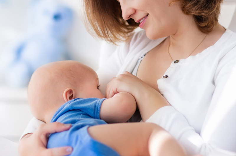 Leche materna en los primeros seis meses vital para la salud de los bebés