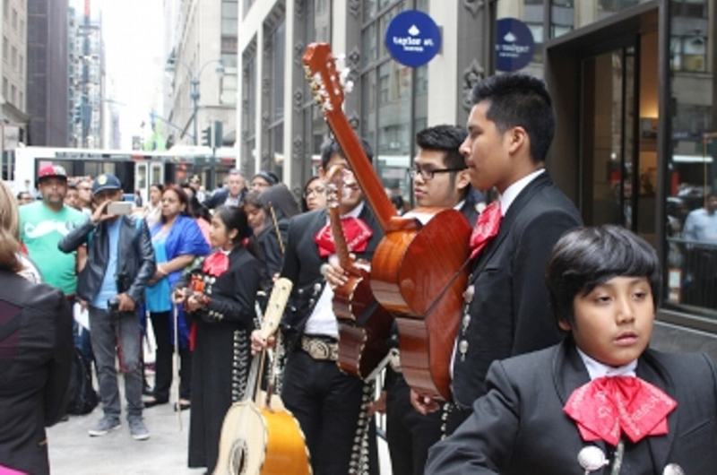 Mexicanos llevaron serenata a abogado que agredió a hispanohablantes