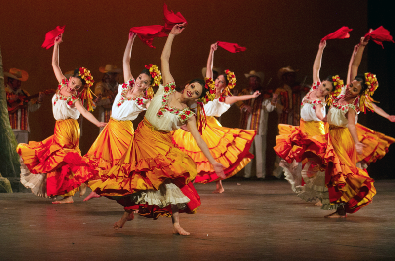 Cautiva Ballet de Amalia Hernández a público del Teatro de la Ciudad