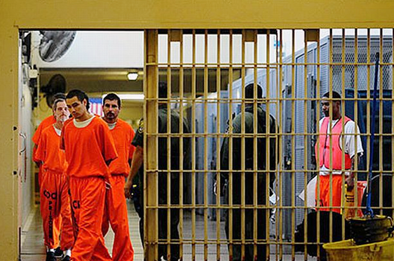 Denuncian condiciones inhumanas y discriminación en cárceles en California