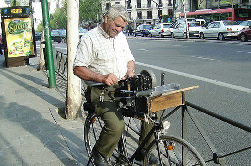 El afilador, pregonero de la buena fortuna y de los cuchillos con filo