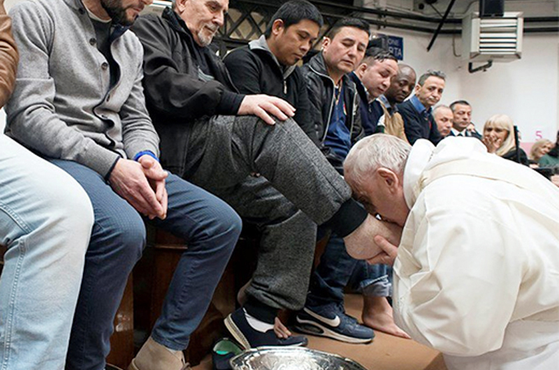 Papa lava pies de presos, revela que tiene cataratas