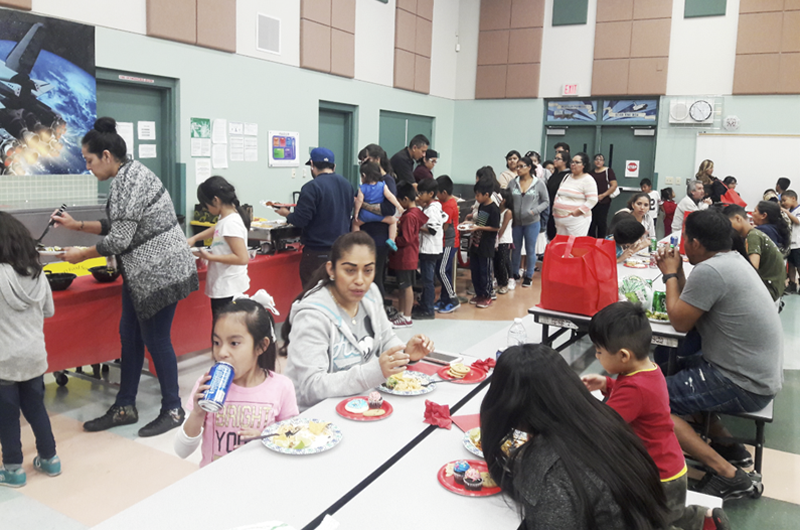 En la Dean Petersen Elementary School entregaron pavos y alimentos a 120 familias