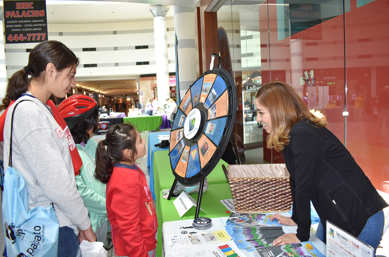 Concurrida feria con amplia información sobre salud y protección