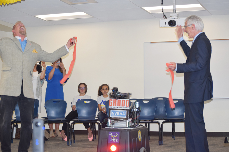 Un robot cortó el listón inaugural en la escuela Marzano Academy
