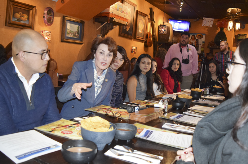 Jacky Rosen se reunió con DREAMers, escuchó a beneficiarios de TPS y DACA