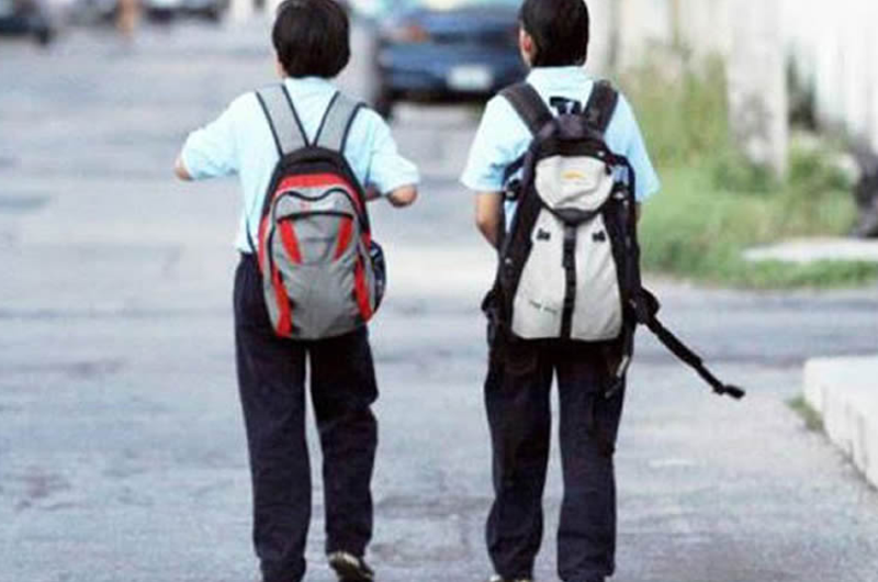 Mochila con llantas y solo artículos necesarios, sugerencia para evitar lesiones en niños