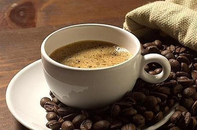 Beber tres tazas de café al día podría proteger y alargar la vida