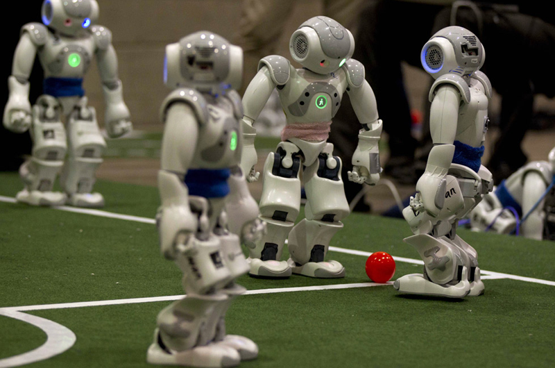 Con robots futbolistas niños y jóvenes mexicanos asisten a torneo mundial