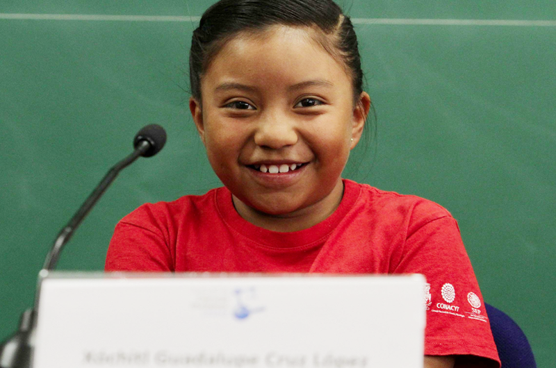 Premia UNAM a niña de ocho años que construyó un calentador solar