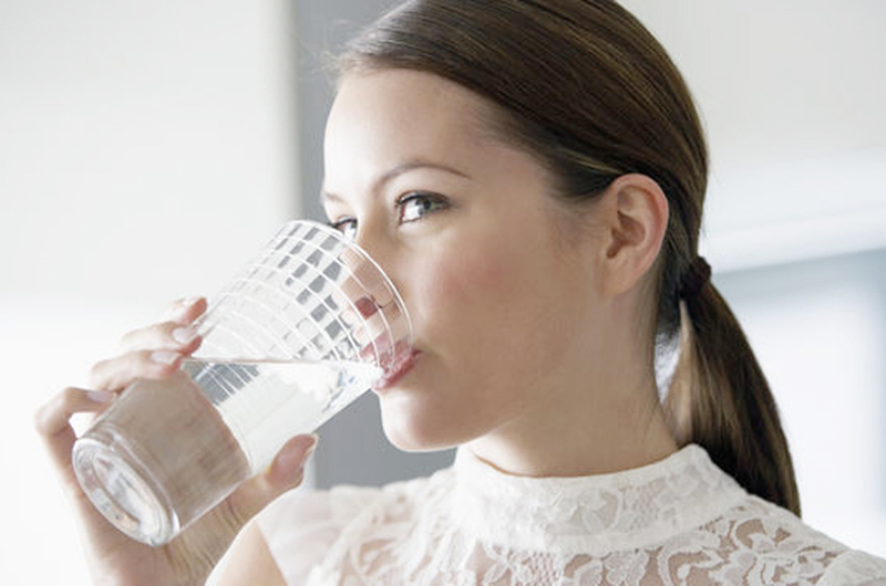 Ponga a un lado los refrescos azucarados, lo mejor para hidratarse es el agua