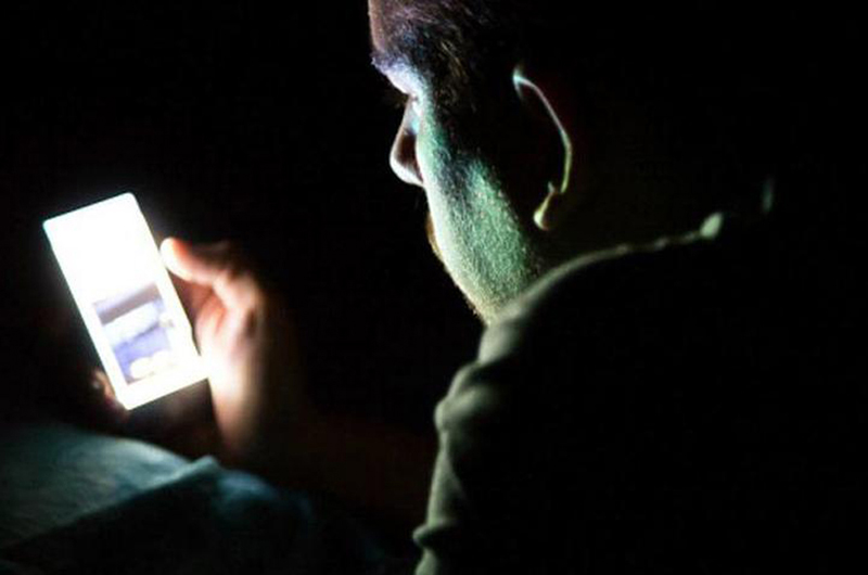 Advierten de afectaciones oculares por luz emitida por Smartphone