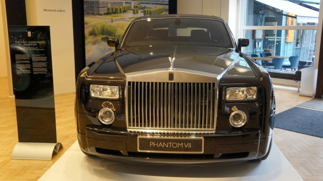 Rolls Royce lanza nuevo Phantom en exposición de sus autos clásicos