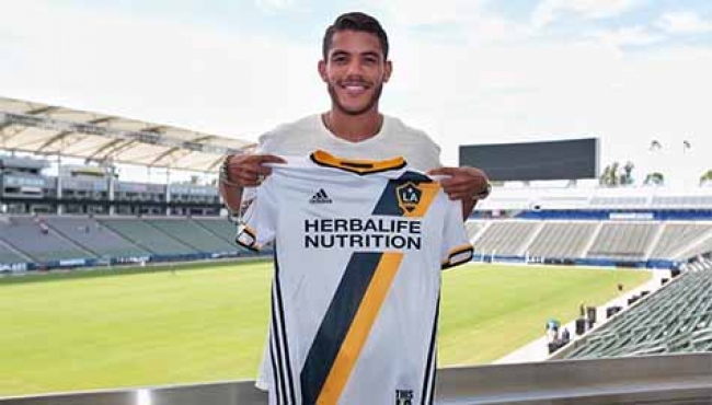 Galaxy hace oficial llegada de mexicano Jonathan Dos Santos