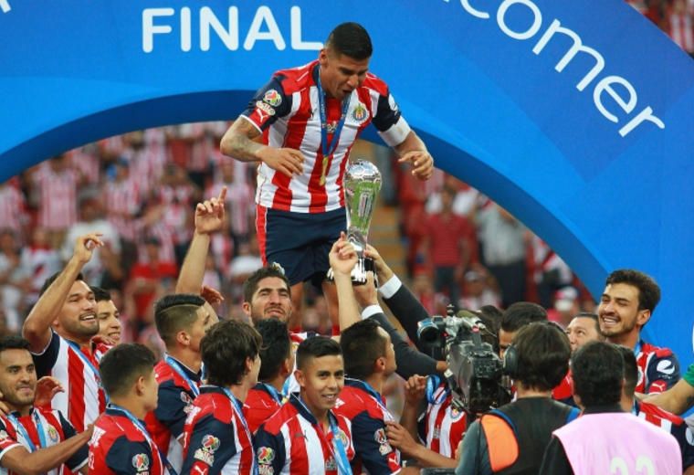 Chivas sufre al final, pero se corona campeón del futbol mexicano