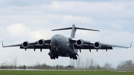 Mueren 16 personas al estrellarse avión militar en Misisipi