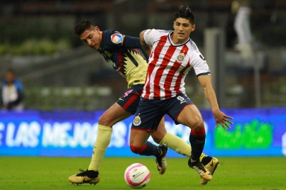 Delantero Alan Pulido fuera de las canchas tres semanas por lesión