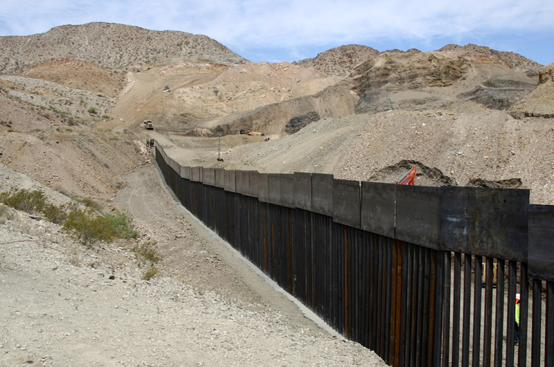 Candidatos republicanos acuden desde lejos al muro de Trump para fotografiarse